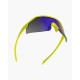 Détail des lunettes sport transparentes vertes sur un terrain HYROX